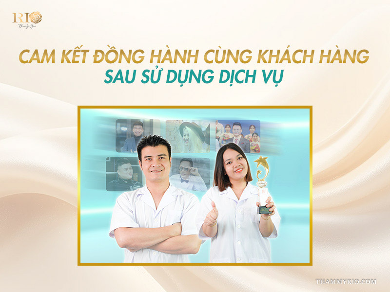Hai chuyên gia Thẩm mỹ Rio mặc blouse trắng mỉm cười tự tin cầm cúp vàng và ra hiệu Like cam kết chất lượng