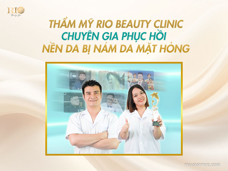 Đội ngũ chuyên gia Thẩm mỹ Rio mỉm cười tự tin bên cúp vàng trên banner phục hồi nền da mặt nám hỏng