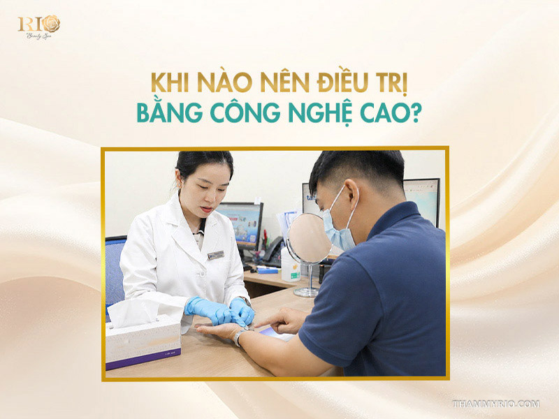 Bác sĩ thẩm mỹ đeo găng tay y tế đang trực tiếp thăm khám và soi kiểm tra các đốm nám trên bàn tay cho khách hàng