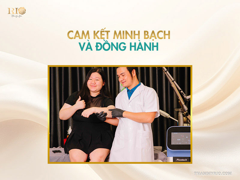Khách hàng nữ vui vẻ giơ ngón tay ra hiệu hài lòng bên bác sĩ Thẩm mỹ Rio sau khi hoàn thành trị nám da tay