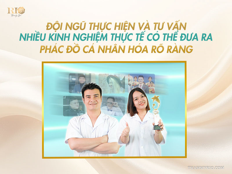 Chuyên gia Thẩm mỹ Rio mỉm cười tự tin bên cúp vinh danh trên banner giới thiệu phác đồ trị nám ở chân cá nhân hóa
