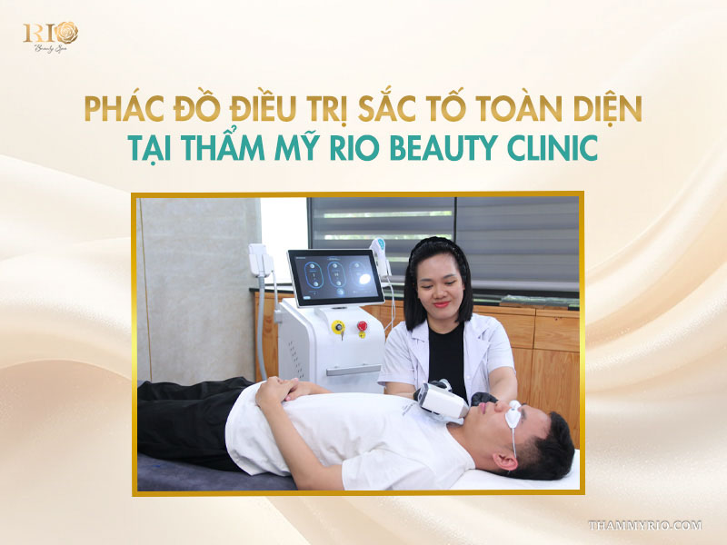 Kỹ thuật viên Thẩm mỹ Rio sử dụng thiết bị công nghệ cao điều trị sắc tố da cho khách hàng nam