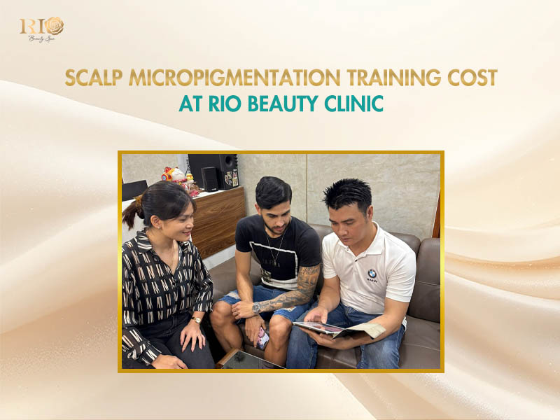 Master Tran Manh Thang consulting with students over a tablet to discuss course curriculum and scalp micropigmentation training cost