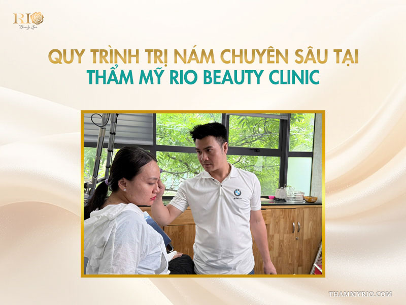 Chuyên gia Thẩm mỹ Rio trực tiếp thăm khám và soi da kiểm tra tình trạng nám cho khách hàng nữ