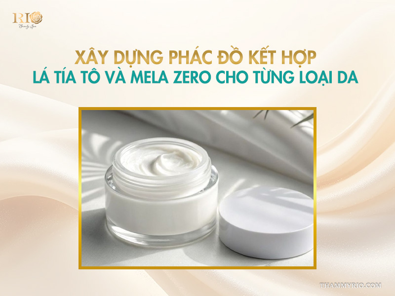 Hũ kem dưỡng da thủy tinh chứa chất kem màu trắng sánh mịn bên cạnh nắp hũ trên nền ánh sáng tự nhiên