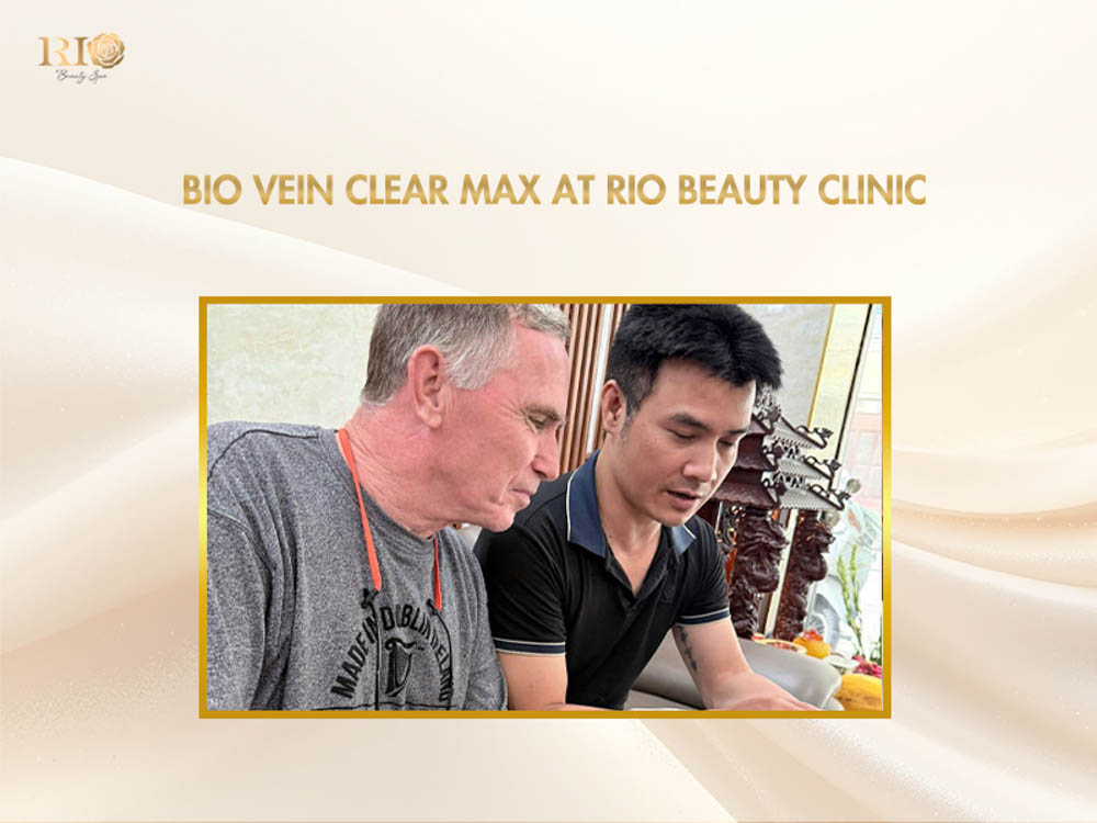 Laser specialist consulting an international client on Bio Vein Clear Max 980nm treatment at Rio Beauty Clinic