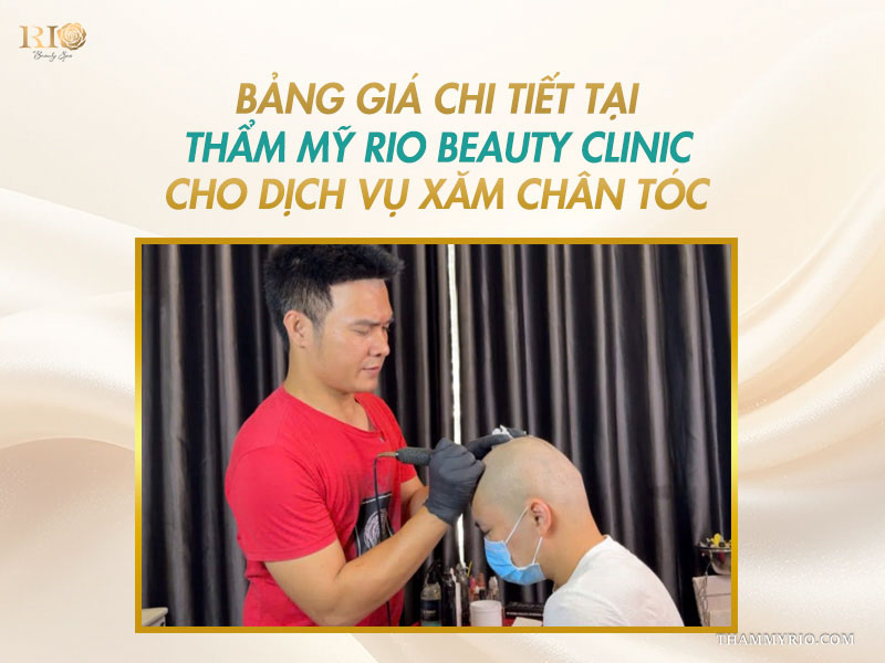 Chuyên gia đang thực hiện kỹ thuật với mức chi phí chuẩn theo bảng giá xăm chân tóc.