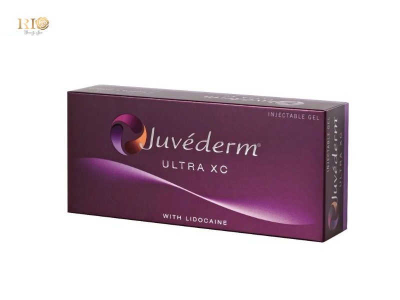 Cận cảnh vỏ hộp màu tím của Juvéderm Ultra XC thuộc các loại filler được bộ y tế cấp phép.