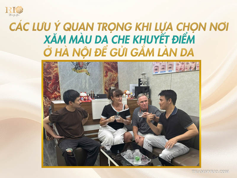 Khách hàng bạch biến nghe tư vấn tại địa chỉ xăm màu da uy tín tại Hà Nội.