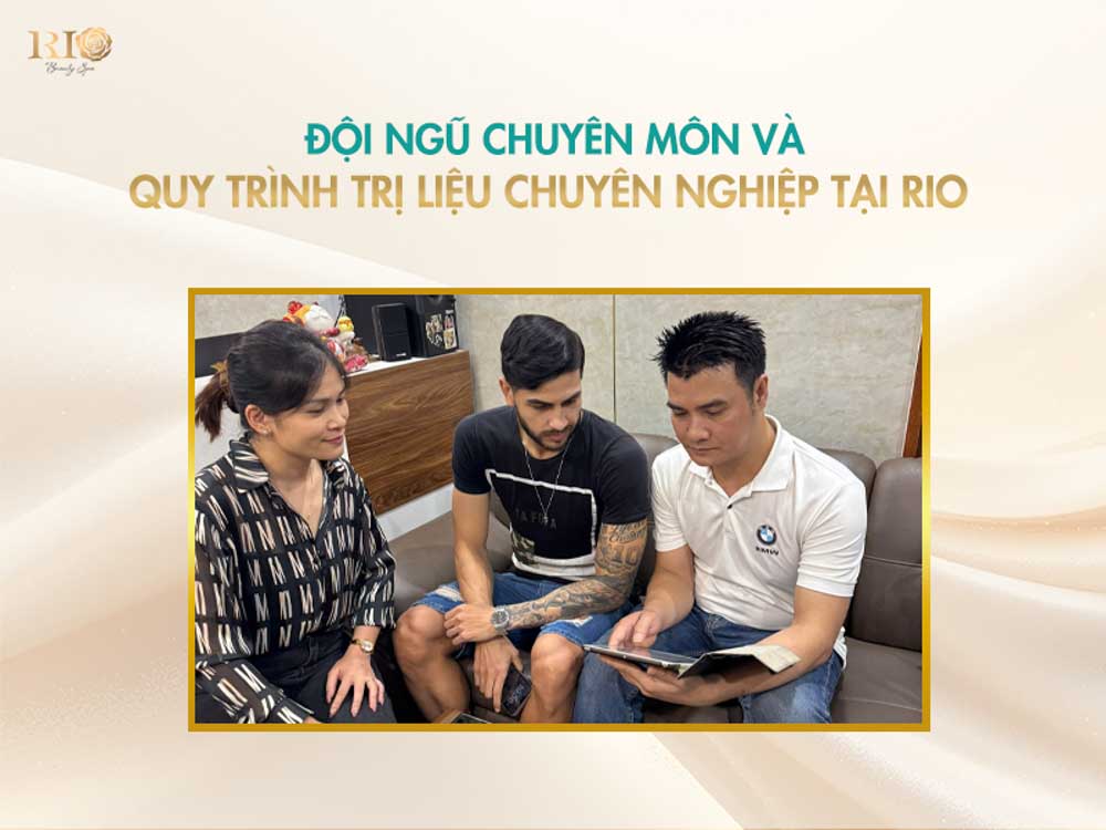 Chuyên gia Thẩm mỹ Rio tư vấn 1-1 phác đồ điều trị giãn mao mạch do corticoid cho khách hàng