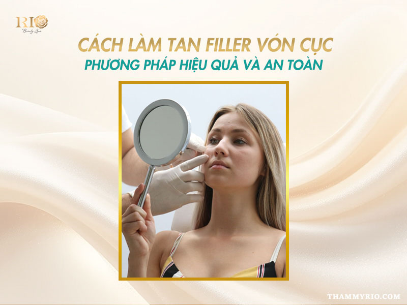 Khách hàng soi gương kiểm tra khuôn mặt trong quá trình xử lý filler bị vón cục.