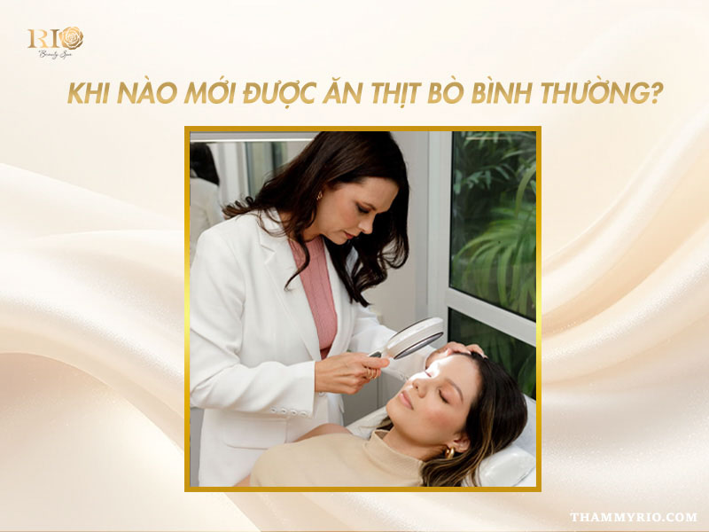 Bác sĩ soi đèn kiểm tra da mặt để tư vấn mốc thời gian tiêm filler ăn thịt bò được không