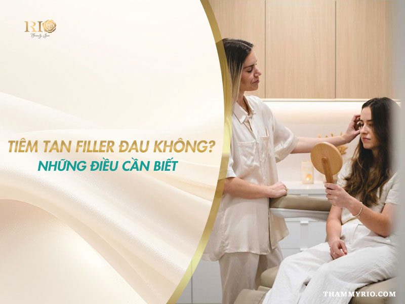 Hình ảnh bác sĩ tư vấn cho khách hàng xem tiêm tan filler có đau không.