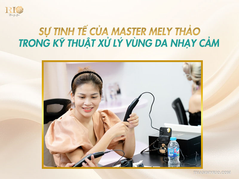 Master Mely Thảo thao tác thiết bị vi kim chuẩn bị cho quy trình xăm màu da khử thâm mông